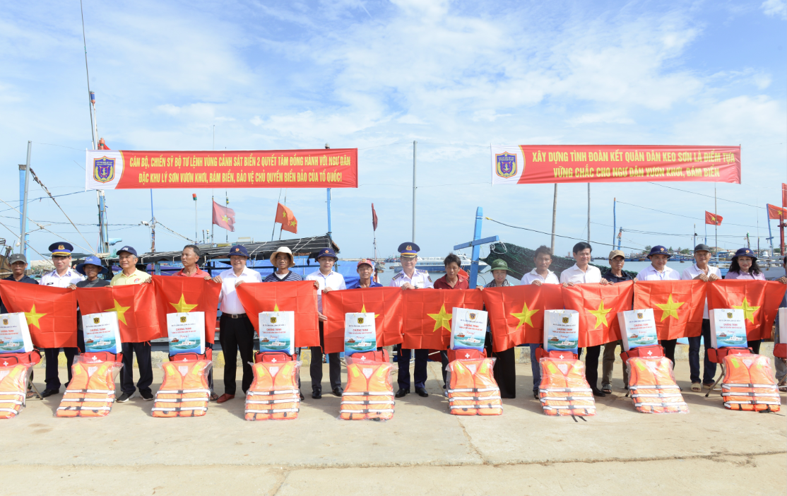 Giúp ngư dân miền Trung vững tin vươn khơi, bám biển
